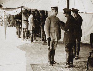 Jorge V decora al General Petain de English Photographer